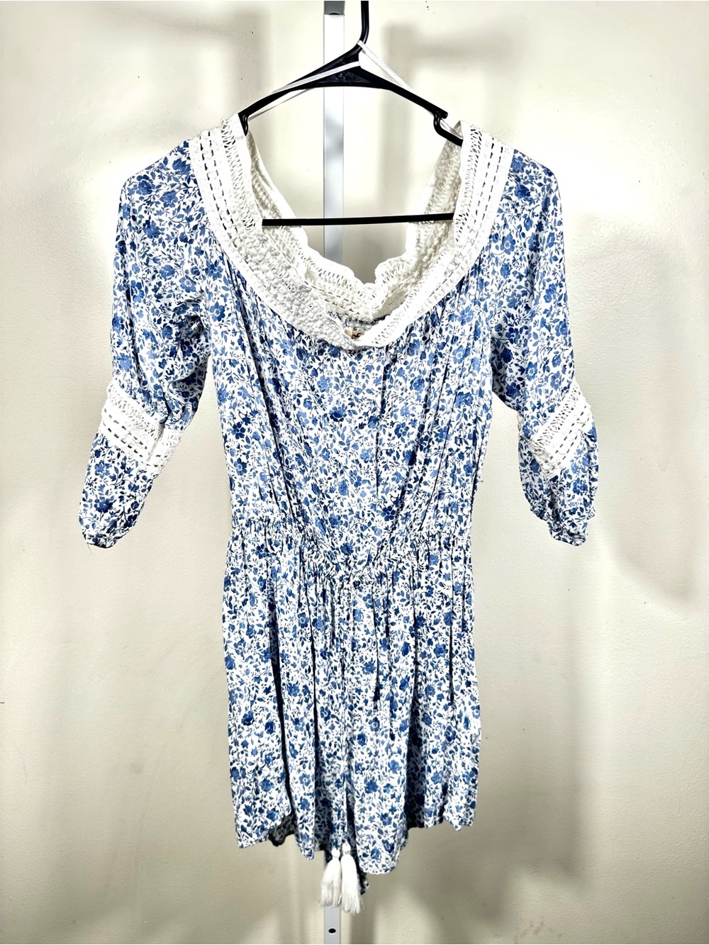 087. Hollister Blue Floral Lace-Trim Women's Romper